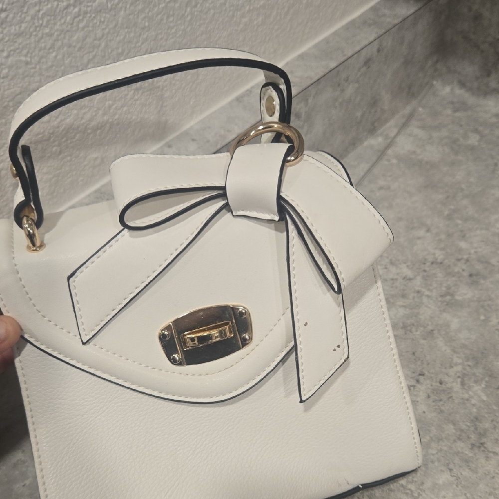 Elegant White Handbag with Bow Accent